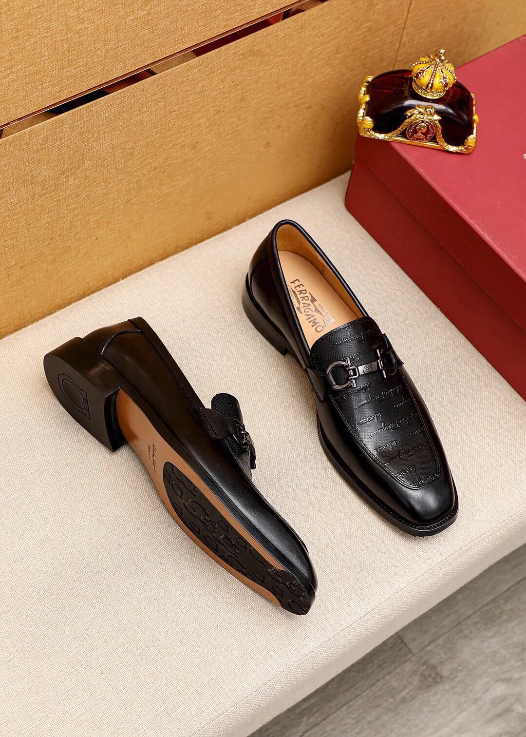 Men's shoes 💰460 💐 Product trademark: Ferragamo "Ferragamo" casual leather shoes Regular size: 38-44 (45.46.47🉑️Customized) Product materials: Selected imported first-layer calfskin embossed upper + luxury hardware buckle, imported water-dyed cow leather lining. Strong three-dimensional visual effect, original outsole color: 2 colors available